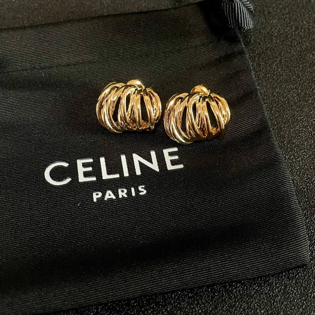  Celine 赛琳 耳钉 一直是简约时尚界的标杆大胆的设计 百看不厌▪️搭配起来更Fashion ✨