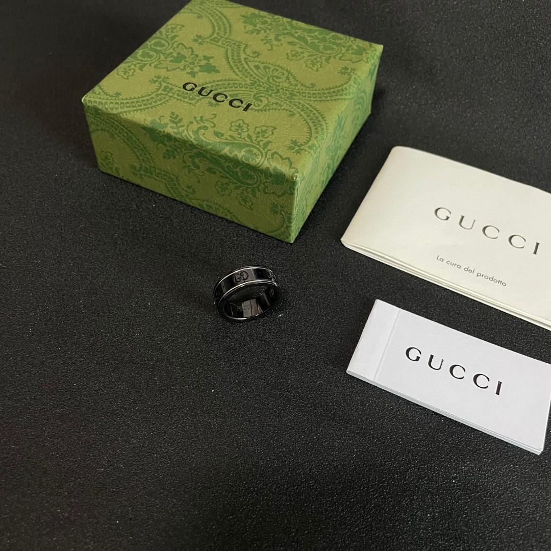  G*ucci 新款双G戒指  融合的经典标志  散发耀眼魅力。全新演绎复古魅惑，打造出高雅个性的时髦单