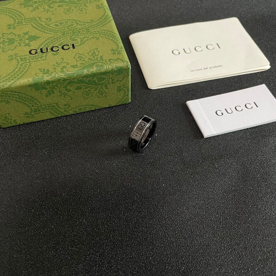  G*ucci 新款双G戒指  融合的经典标志  散发耀眼魅力。全新演绎复古魅惑，打造出高雅个性的时髦单