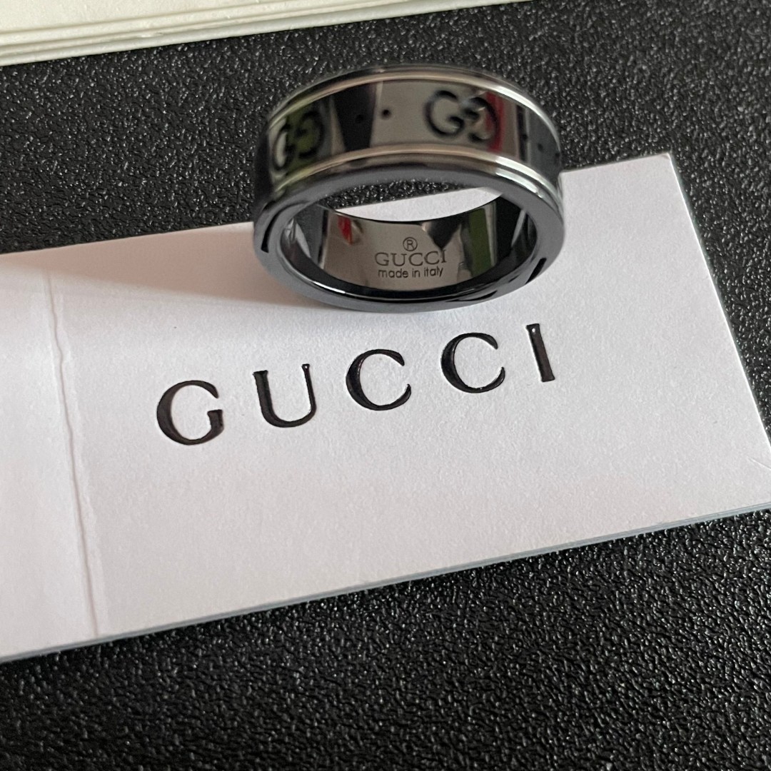  G*ucci 新款双G戒指  融合的经典标志  散发耀眼魅力。全新演绎复古魅惑，打造出高雅个性的时髦单