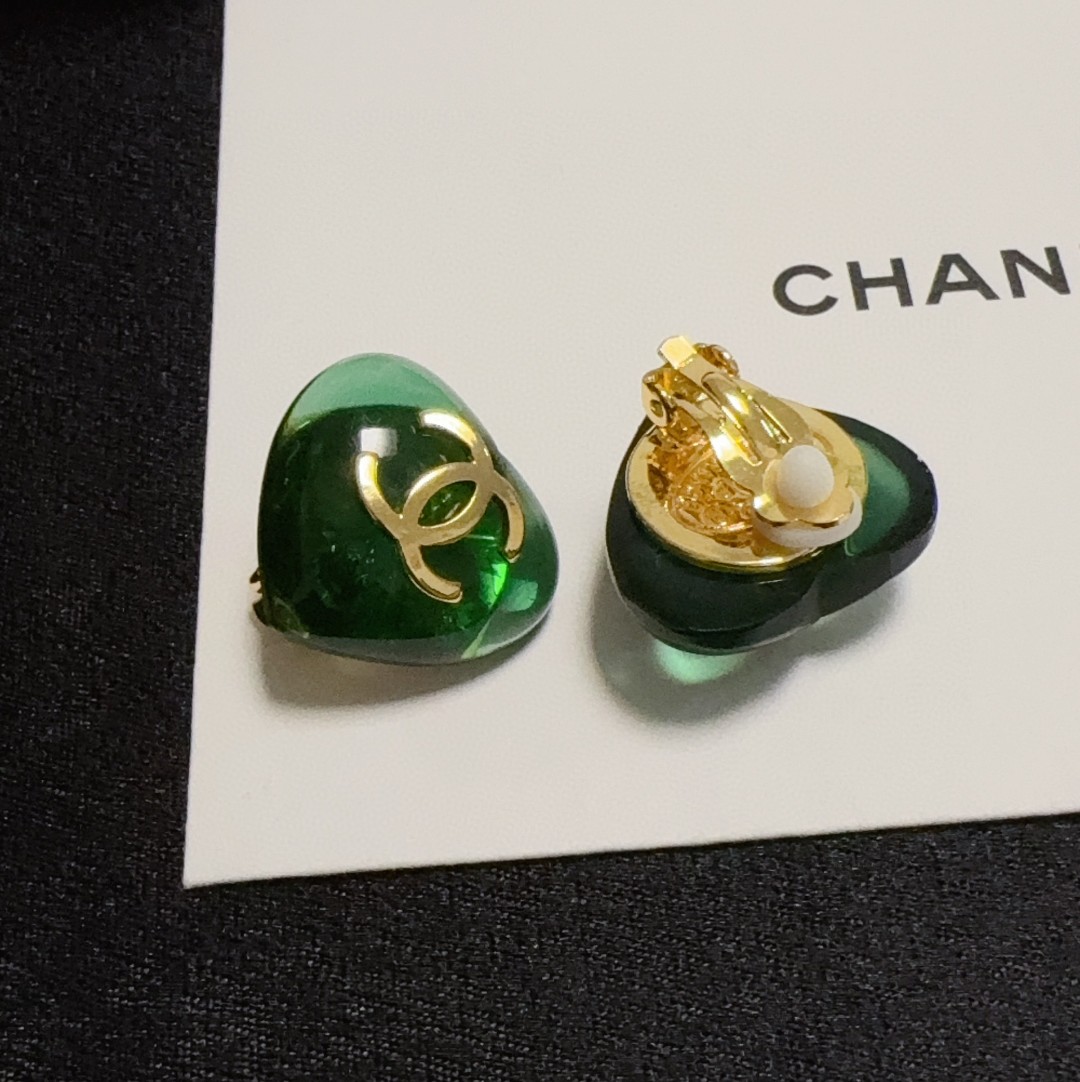 💘耳夹CHANEl专柜最新款同步上新❤香奈儿绿色爱心耳夹💗耳环大牌香奶奶这个品牌在时尚女性当中绝对无所不