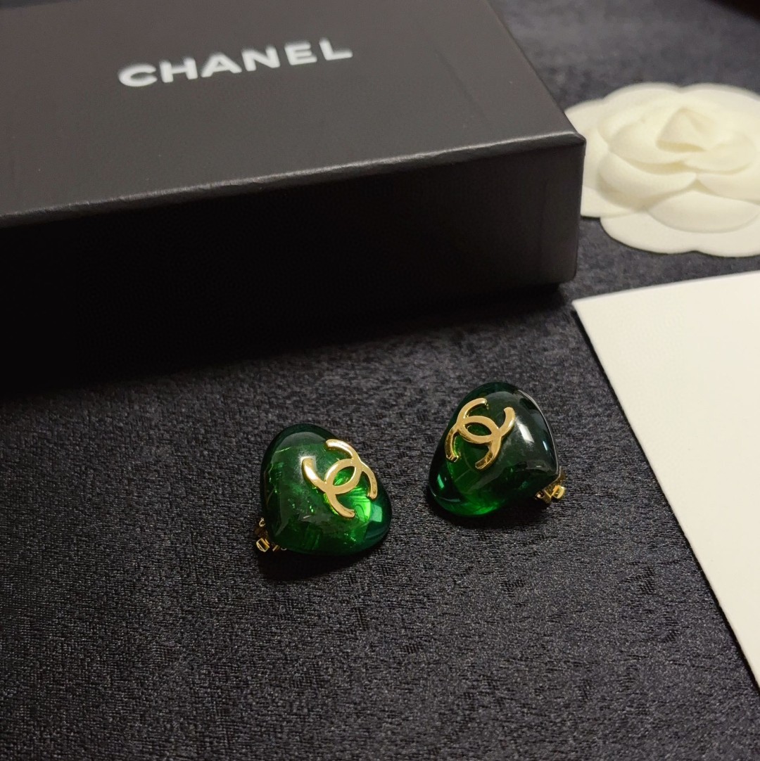 💘耳夹CHANEl专柜最新款同步上新❤香奈儿绿色爱心耳夹💗耳环大牌香奶奶这个品牌在时尚女性当中绝对无所不