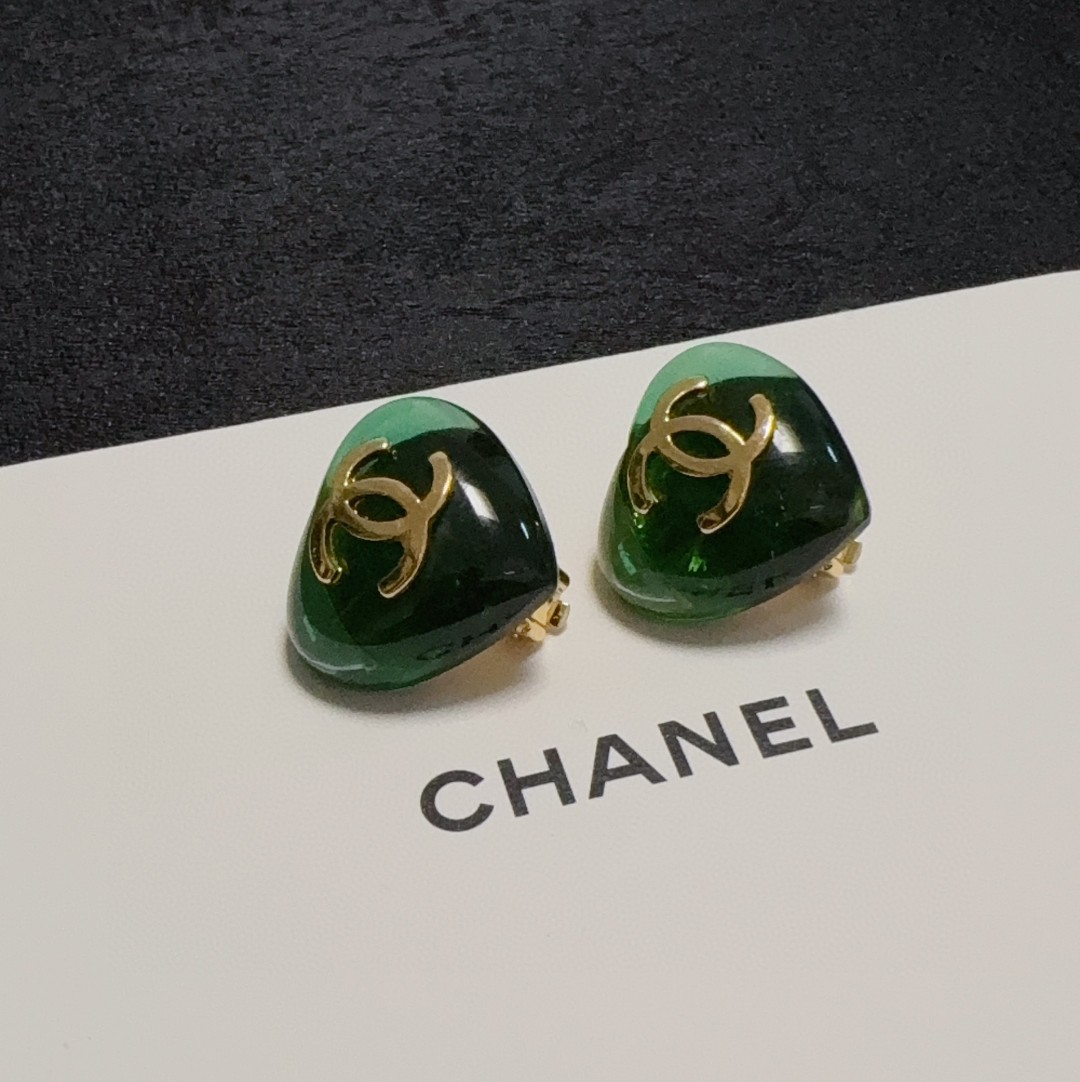 💘耳夹CHANEl专柜最新款同步上新❤香奈儿绿色爱心耳夹💗耳环大牌香奶奶这个品牌在时尚女性当中绝对无所不