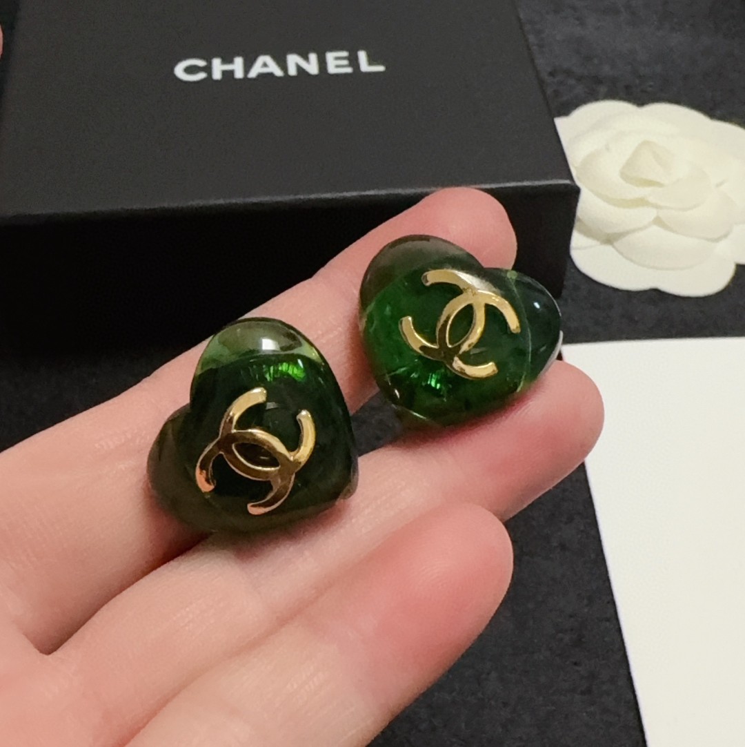 💘耳夹CHANEl专柜最新款同步上新❤香奈儿绿色爱心耳夹💗耳环大牌香奶奶这个品牌在时尚女性当中绝对无所不
