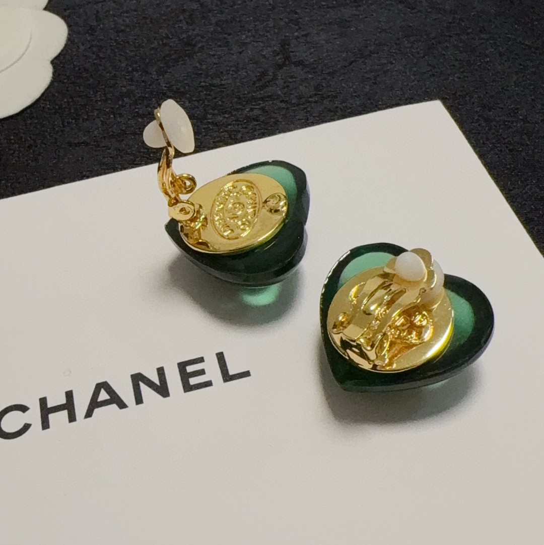 💘耳夹CHANEl专柜最新款同步上新❤香奈儿绿色爱心耳夹💗耳环大牌香奶奶这个品牌在时尚女性当中绝对无所不