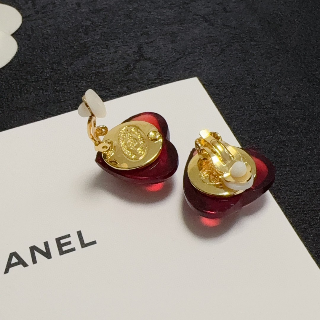 💘耳夹CHANEl专柜最新款同步上新❤香奈儿红色爱心耳夹💗耳环大牌香奶奶这个品牌在时尚女性当中绝对无所不