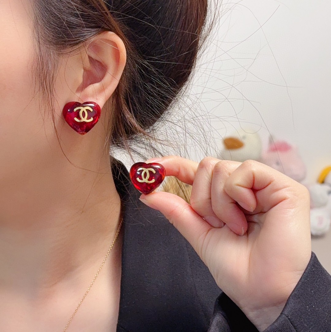 💘耳夹CHANEl专柜最新款同步上新❤香奈儿红色爱心耳夹💗耳环大牌香奶奶这个品牌在时尚女性当中绝对无所不