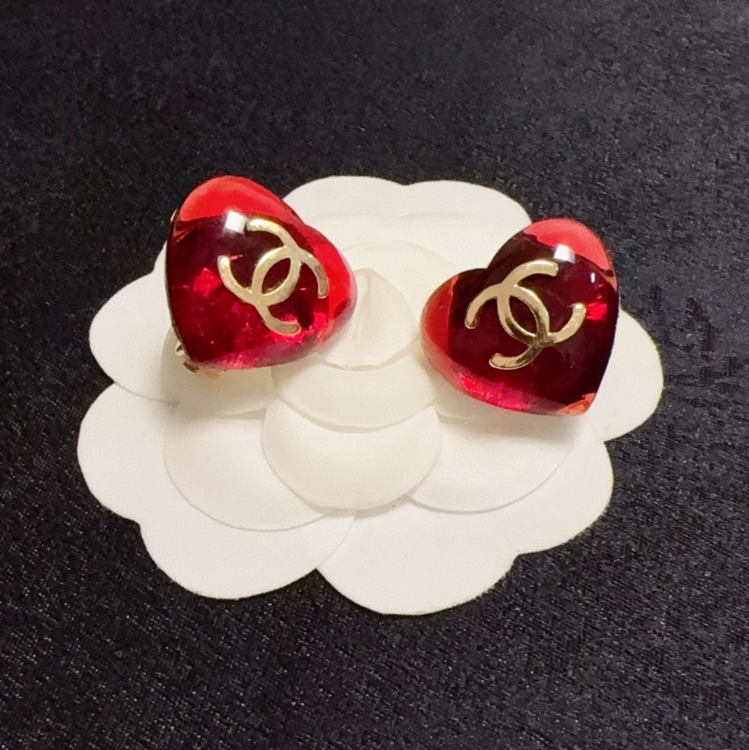 💘耳夹CHANEl专柜最新款同步上新❤香奈儿红色爱心耳夹💗耳环大牌香奶奶这个品牌在时尚女性当中绝对无所不