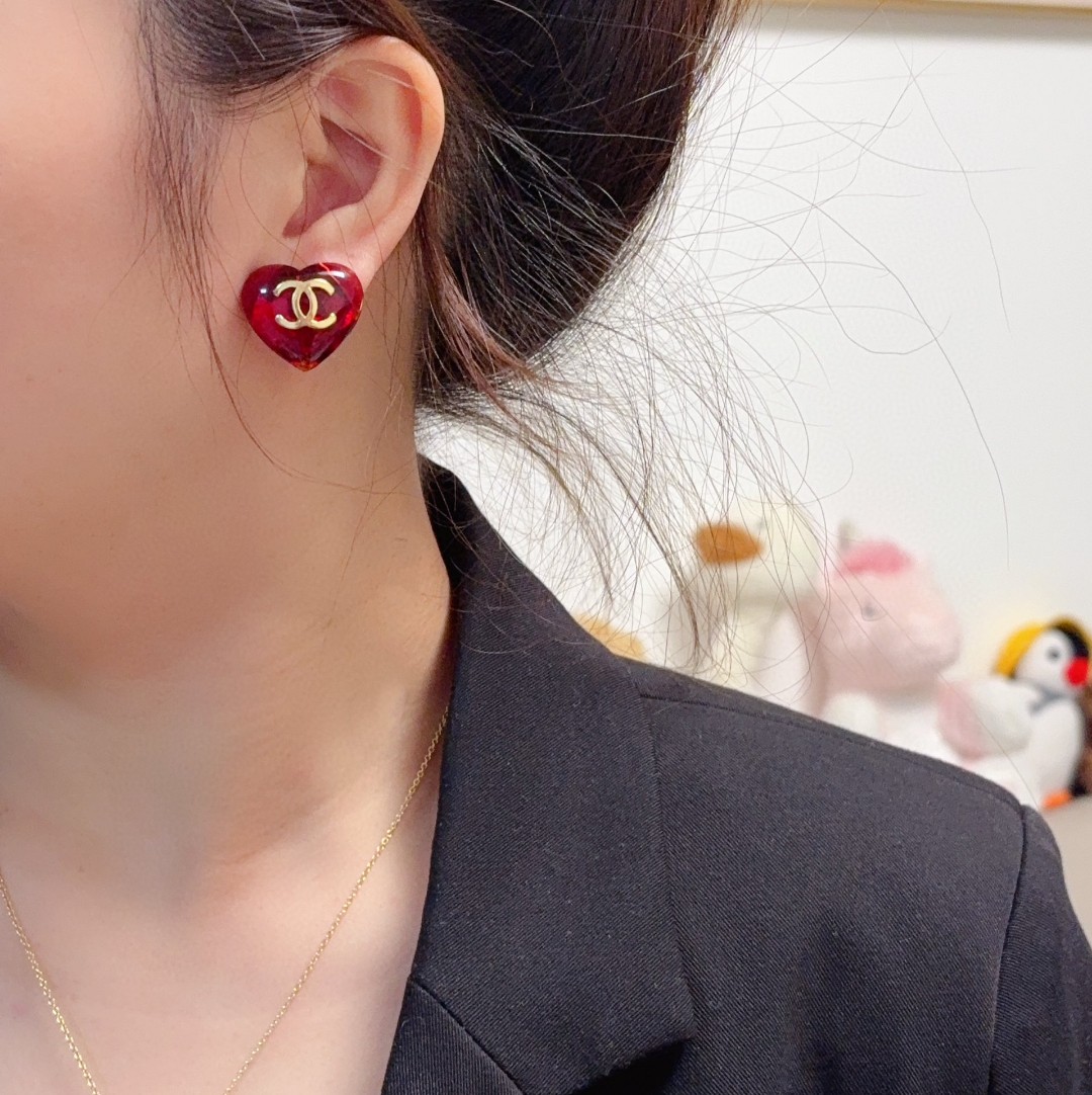 💘耳夹CHANEl专柜最新款同步上新❤香奈儿红色爱心耳夹💗耳环大牌香奶奶这个品牌在时尚女性当中绝对无所不