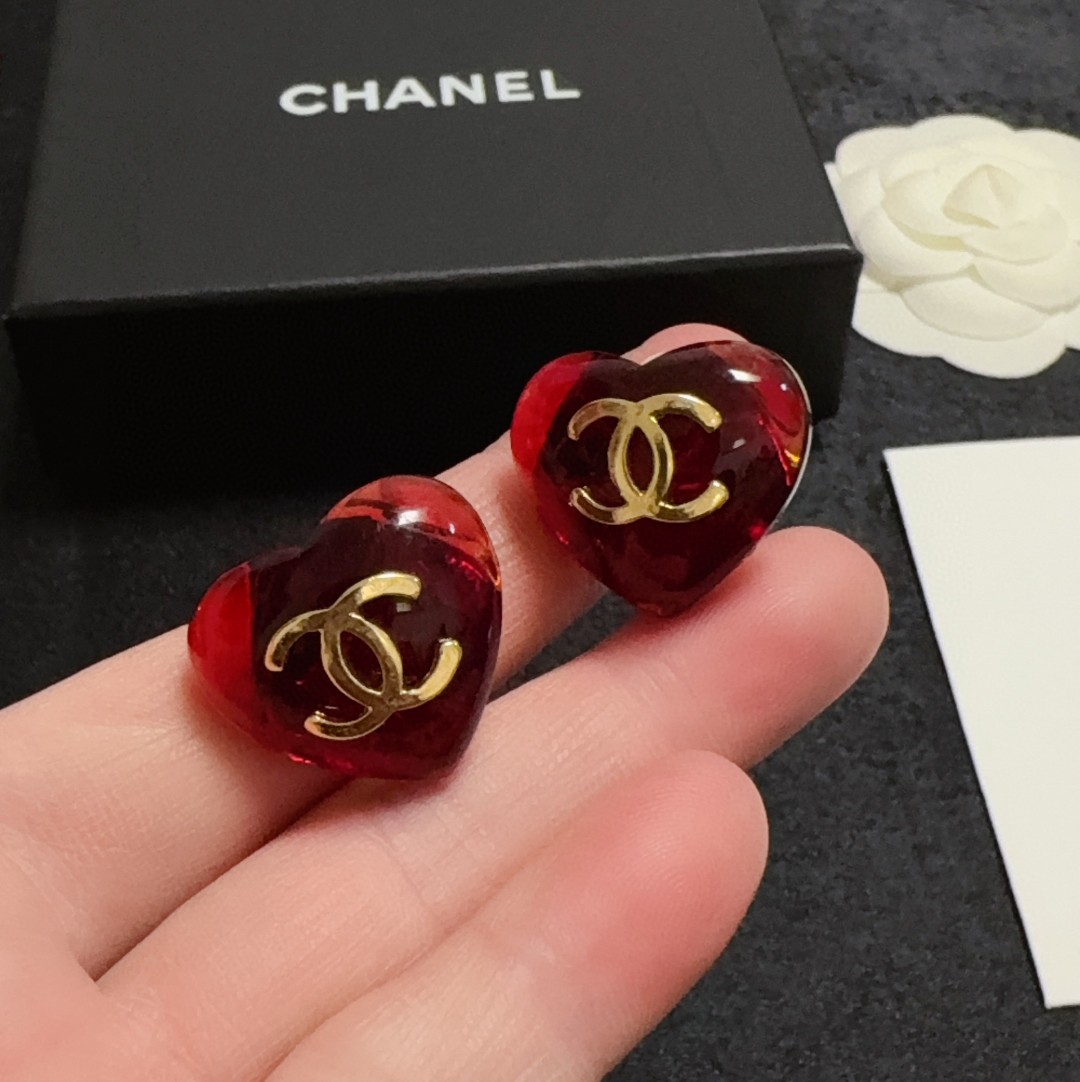 💘耳夹CHANEl专柜最新款同步上新❤香奈儿红色爱心耳夹💗耳环大牌香奶奶这个品牌在时尚女性当中绝对无所不