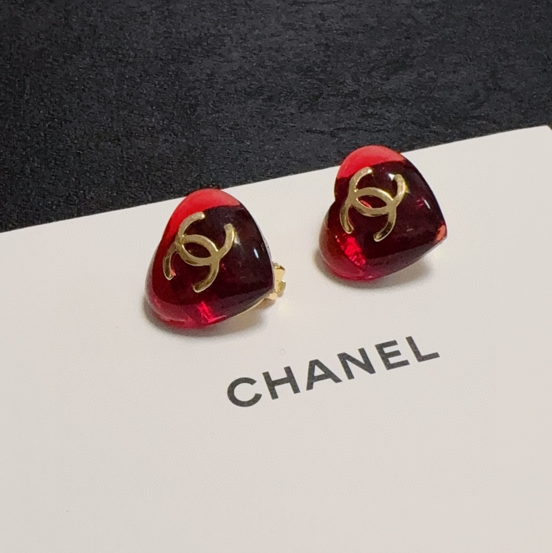 💘耳夹CHANEl专柜最新款同步上新❤香奈儿红色爱心耳夹💗耳环大牌香奶奶这个品牌在时尚女性当中绝对无所不