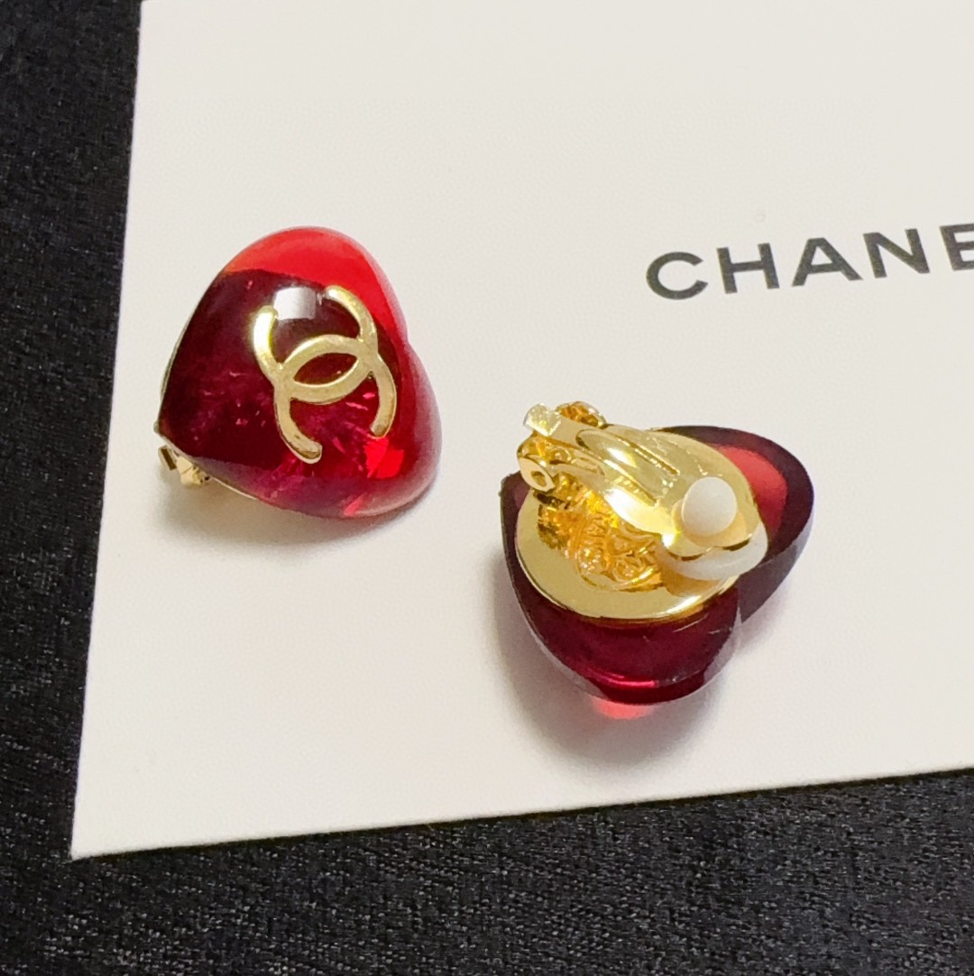 💘耳夹CHANEl专柜最新款同步上新❤香奈儿红色爱心耳夹💗耳环大牌香奶奶这个品牌在时尚女性当中绝对无所不