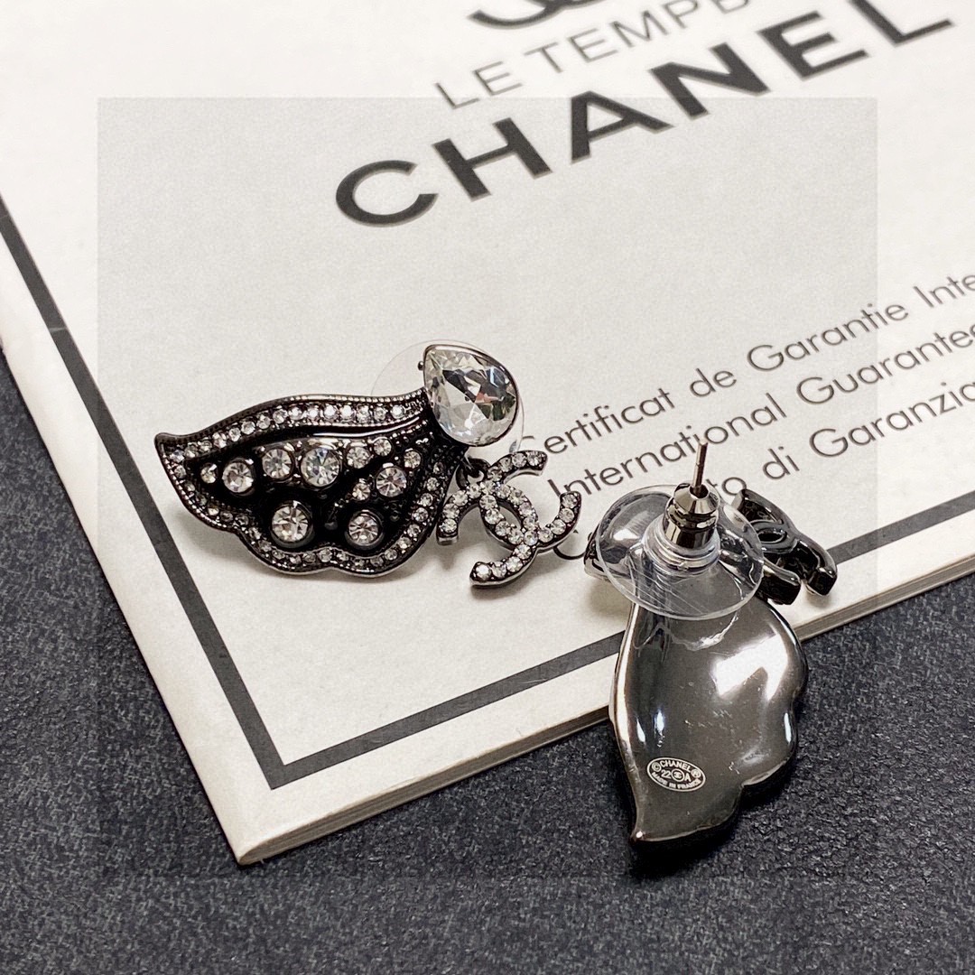 💄Chanel香奈Chanel字母双C蝴蝶🦋黑色翅膀耳钉 美丽永远敌不过经典 黄金时期的香奈就是最经典．