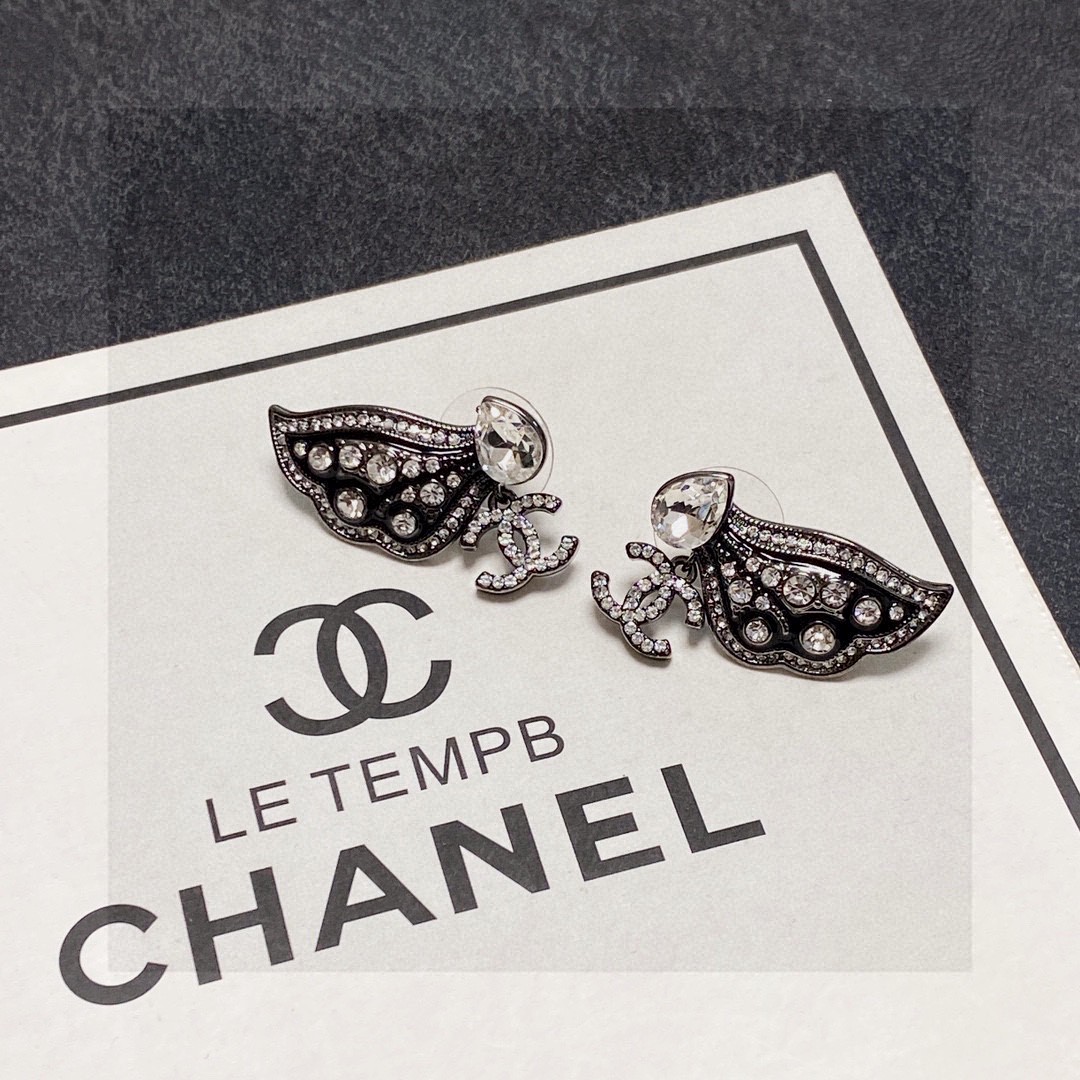 💄Chanel香奈Chanel字母双C蝴蝶🦋黑色翅膀耳钉 美丽永远敌不过经典 黄金时期的香奈就是最经典．