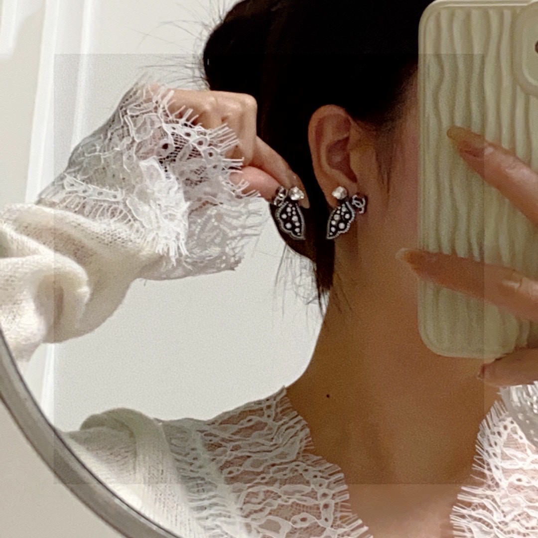💄Chanel香奈Chanel字母双C蝴蝶🦋黑色翅膀耳钉 美丽永远敌不过经典 黄金时期的香奈就是最经典．