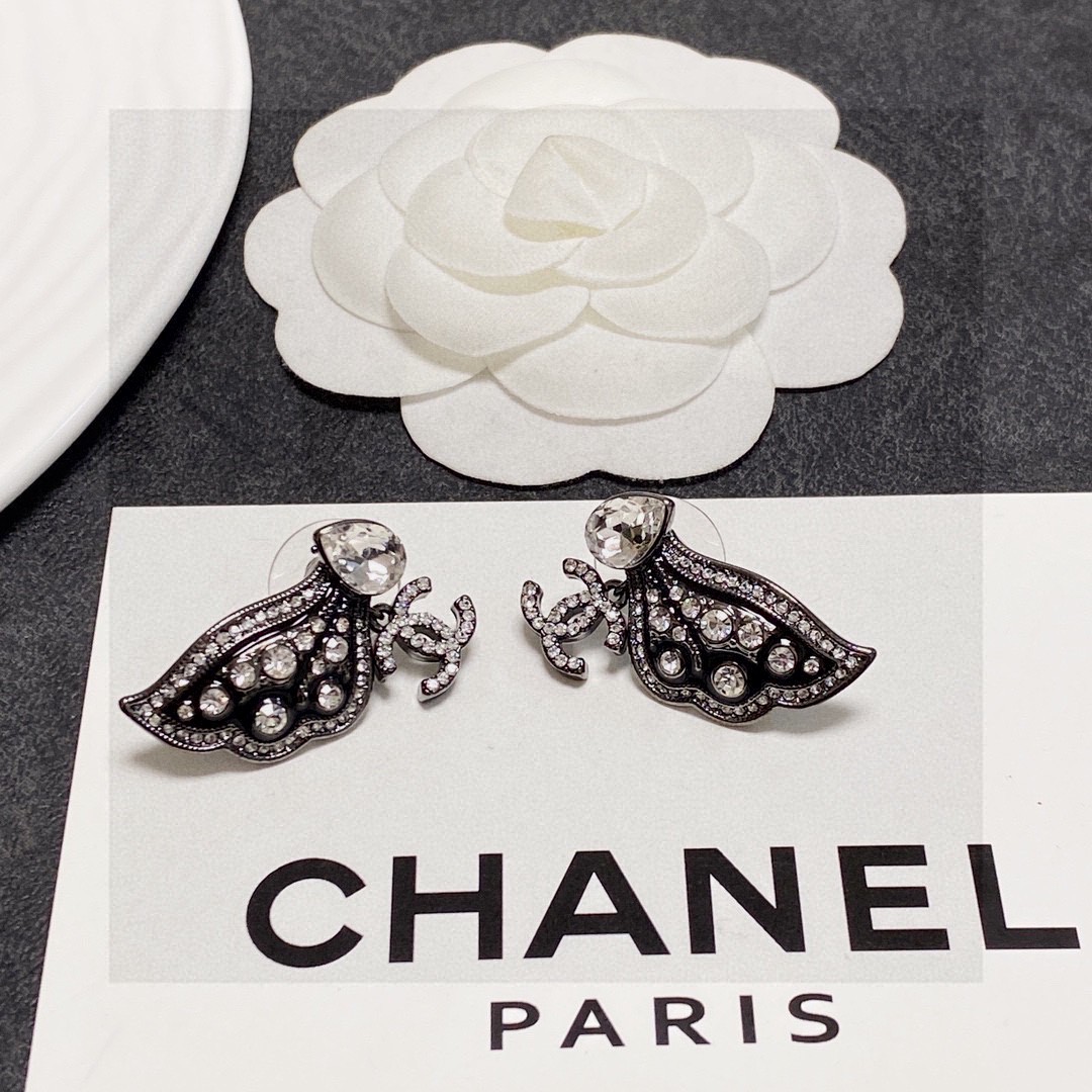 💄Chanel香奈Chanel字母双C蝴蝶🦋黑色翅膀耳钉 美丽永远敌不过经典 黄金时期的香奈就是最经典．