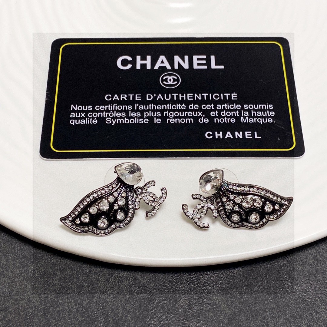 💄Chanel香奈Chanel字母双C蝴蝶🦋黑色翅膀耳钉 美丽永远敌不过经典 黄金时期的香奈就是最经典．