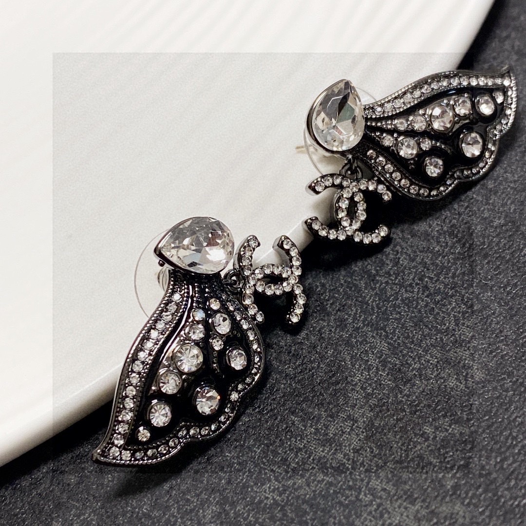 💄Chanel香奈Chanel字母双C蝴蝶🦋黑色翅膀耳钉 美丽永远敌不过经典 黄金时期的香奈就是最经典．
