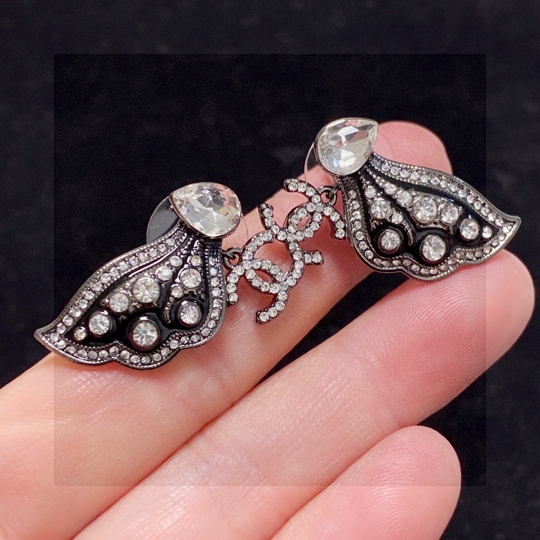 💄Chanel香奈Chanel字母双C蝴蝶🦋黑色翅膀耳钉 美丽永远敌不过经典 黄金时期的香奈就是最经典．