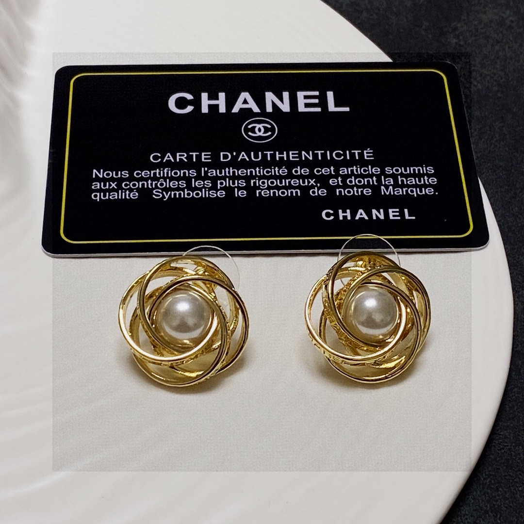  新款 小香 耳钉 【 Chanel专柜最新款耳钉】采用专柜黄铜材质，，好仙好美推荐🎈🎈很适合夏天搭配专
