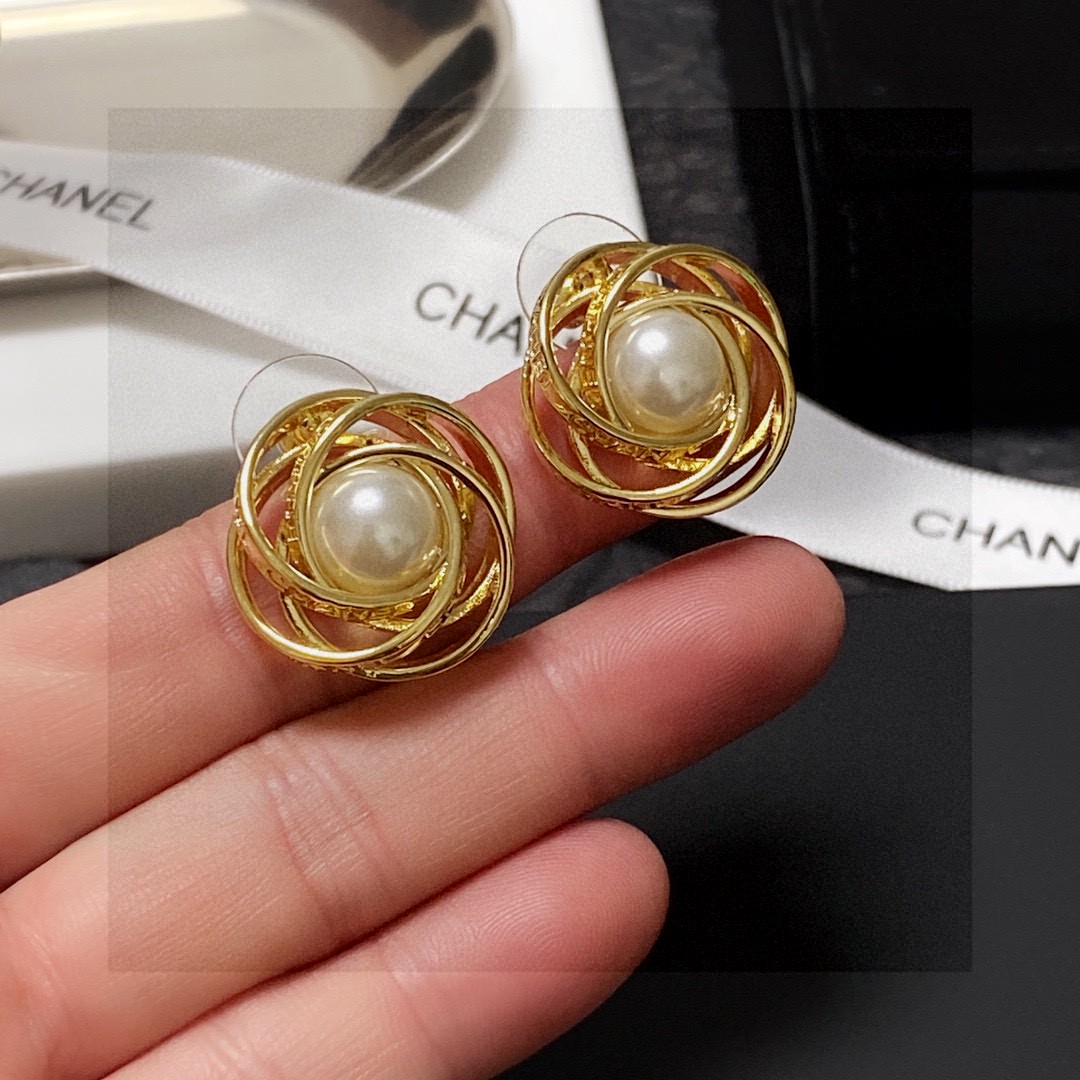 新款 小香 耳钉 【 Chanel专柜最新款耳钉】采用专柜黄铜材质，，好仙好美推荐🎈🎈很适合夏天搭配专