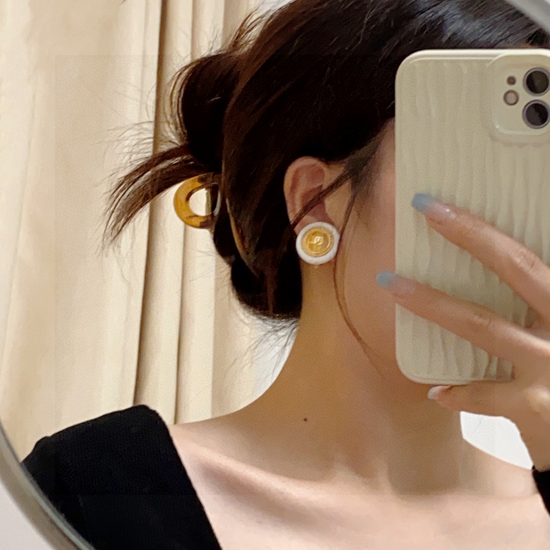 P55 重磅来袭👉耳夹款CHANEl专柜最新款同步上新❤香奈儿耳夹💗耳环大牌香奶奶这个品牌在时尚女性当中绝对无所不知🧐原版logo字印👍都知道它的经典与岁月👏立体感超强 😎超好超抢手 黄铜材质 9.25银针