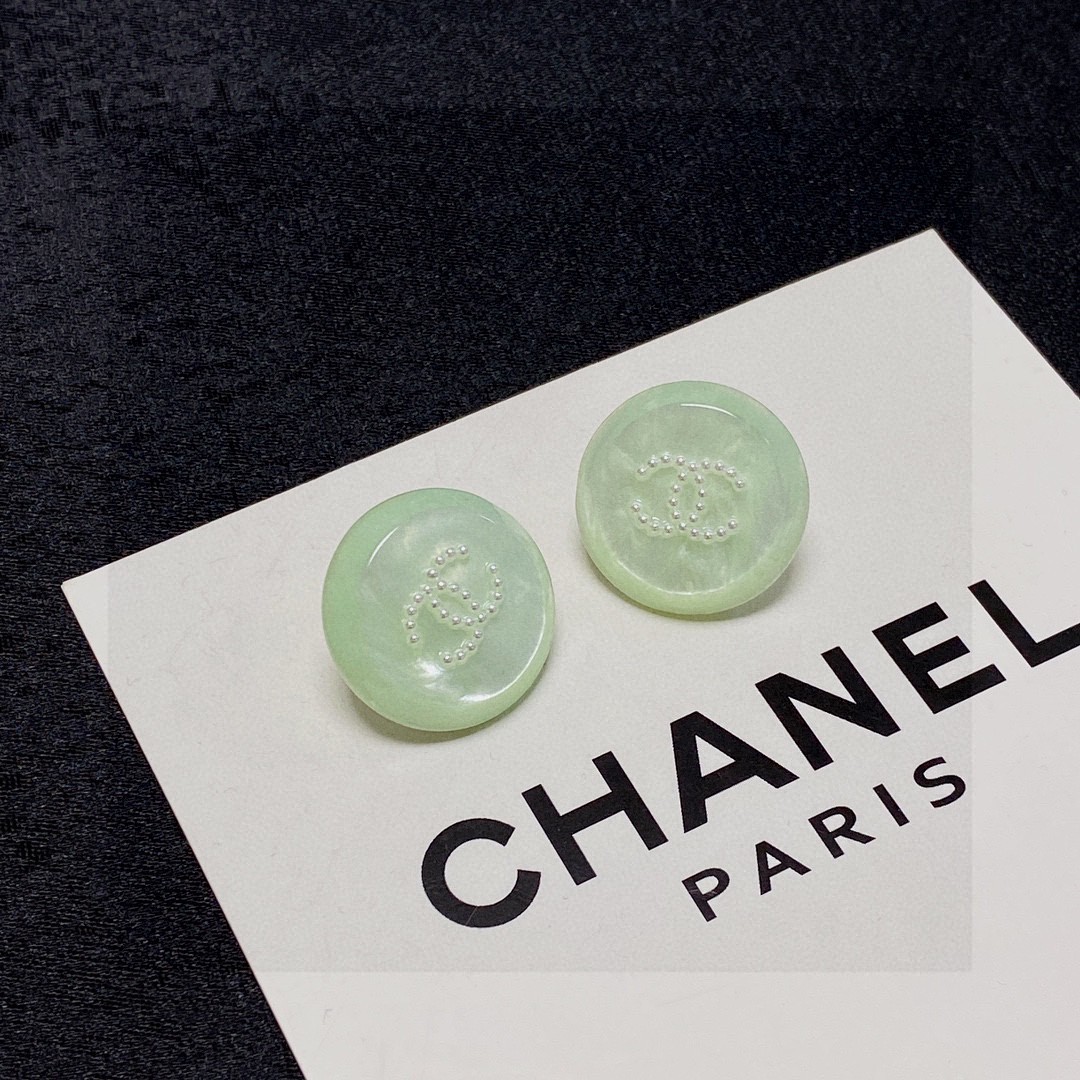 P55 香奈儿CHANEL高端双C彩色浅绿色、蓝色镶小米珍珠耳钉‼️👍业内唯一与原版一摸一样的原单货！✨每一个细节媲美专柜正品，业内仅此一家全世界专柜自购正品打版，这样才能把首饰打造得这么用心完美👍
