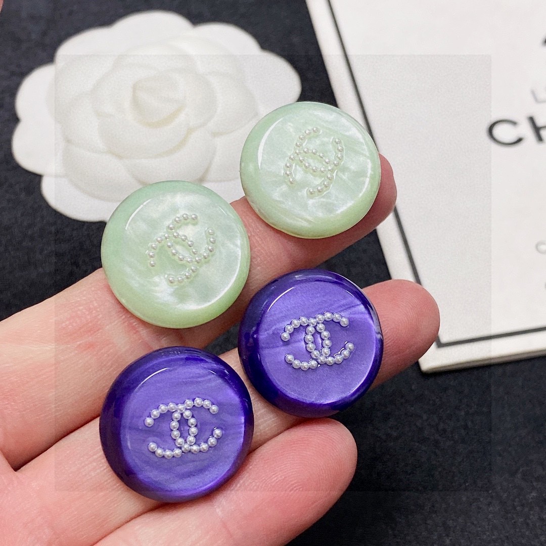 P55 香奈儿CHANEL高端双C彩色浅绿色、蓝色镶小米珍珠耳钉‼️👍业内唯一与原版一摸一样的原单货！✨每一个细节媲美专柜正品，业内仅此一家全世界专柜自购正品打版，这样才能把首饰打造得这么用心完美👍