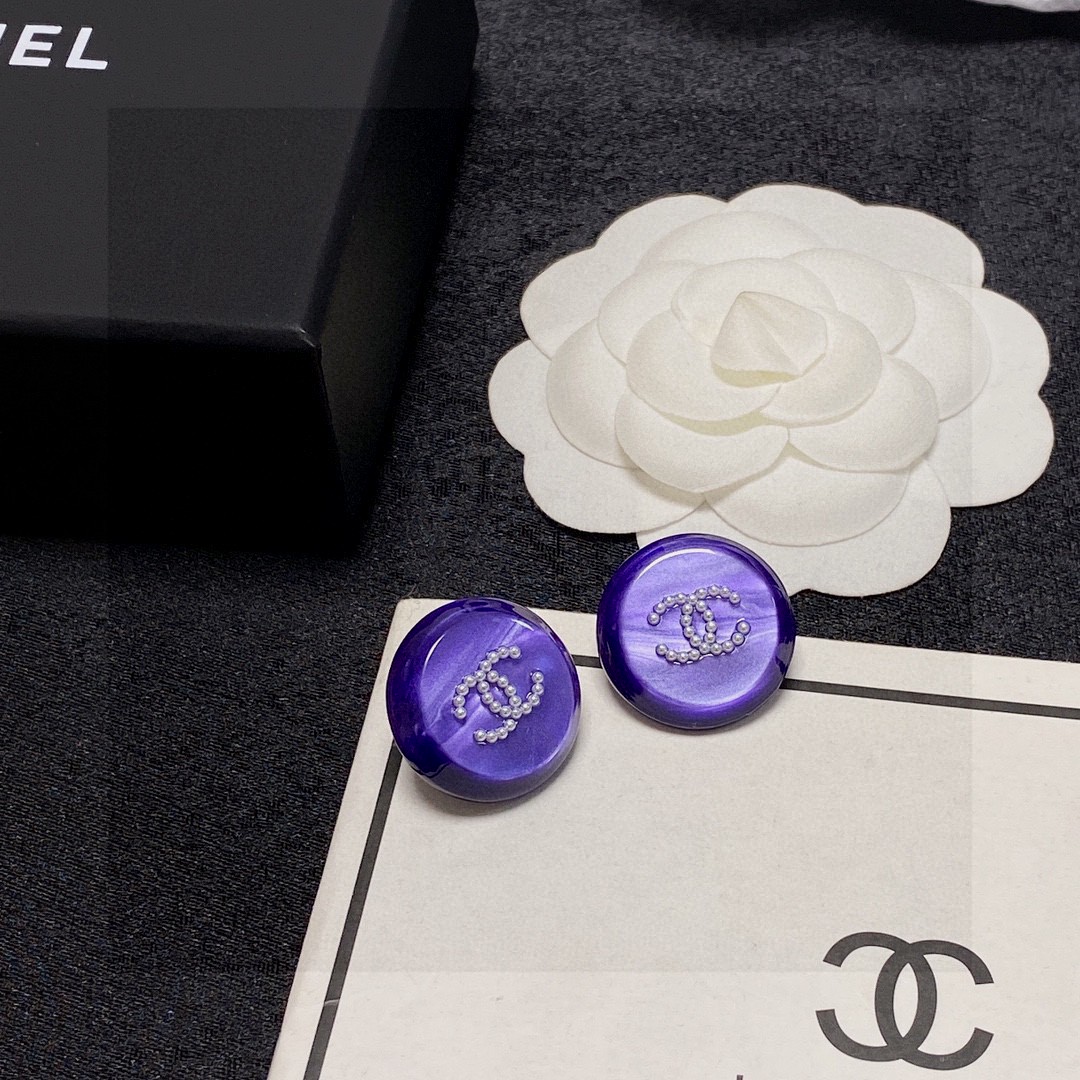 P55 香奈儿CHANEL高端双C彩色浅绿色、蓝色镶小米珍珠耳钉‼️👍业内唯一与原版一摸一样的原单货！✨每一个细节媲美专柜正品，业内仅此一家全世界专柜自购正品打版，这样才能把首饰打造得这么用心完美👍