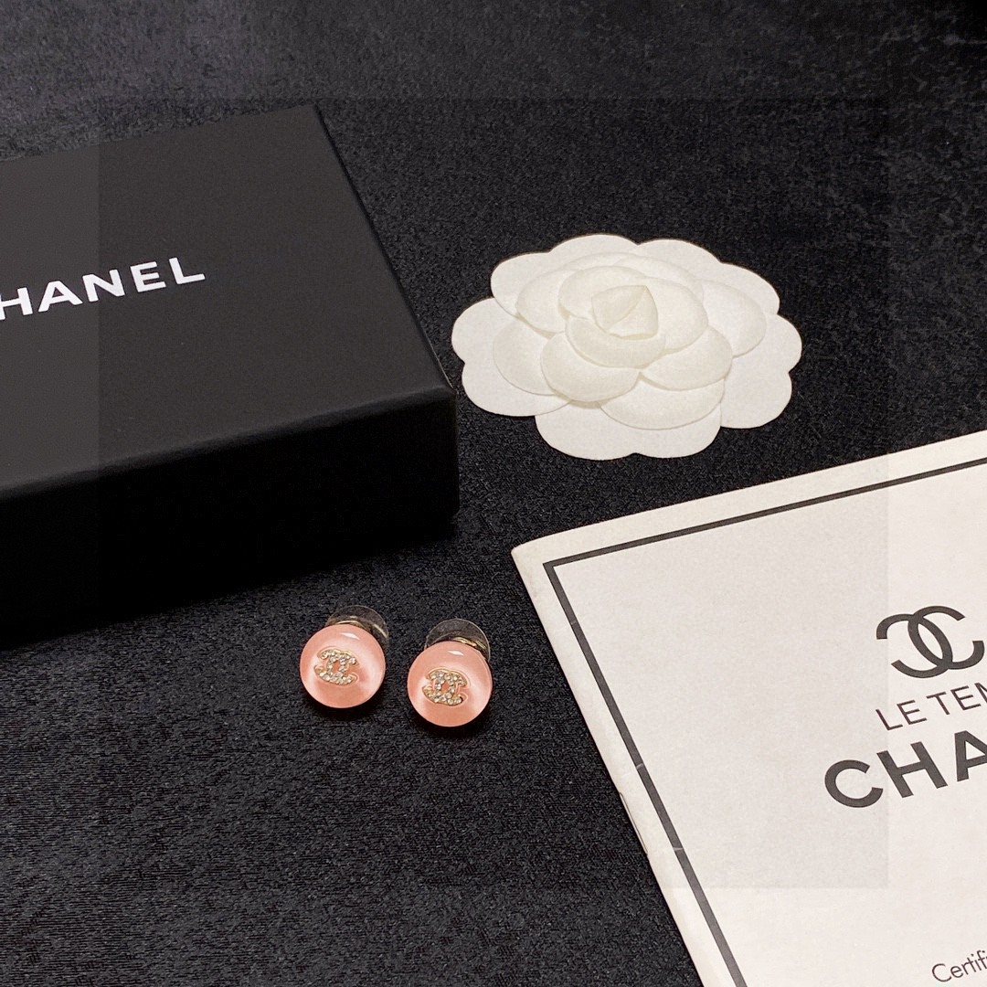 P55🥰新款 Chanel 小香双C简约夏季果冻浅粉色镶钻小耳钉🌺这款耳环真的超级美👗看着设计简单👍但是佩戴效果好看到爆👍就连我这种小耳垂的也很ok   zp黄铜材质  上耳超气质优雅😌