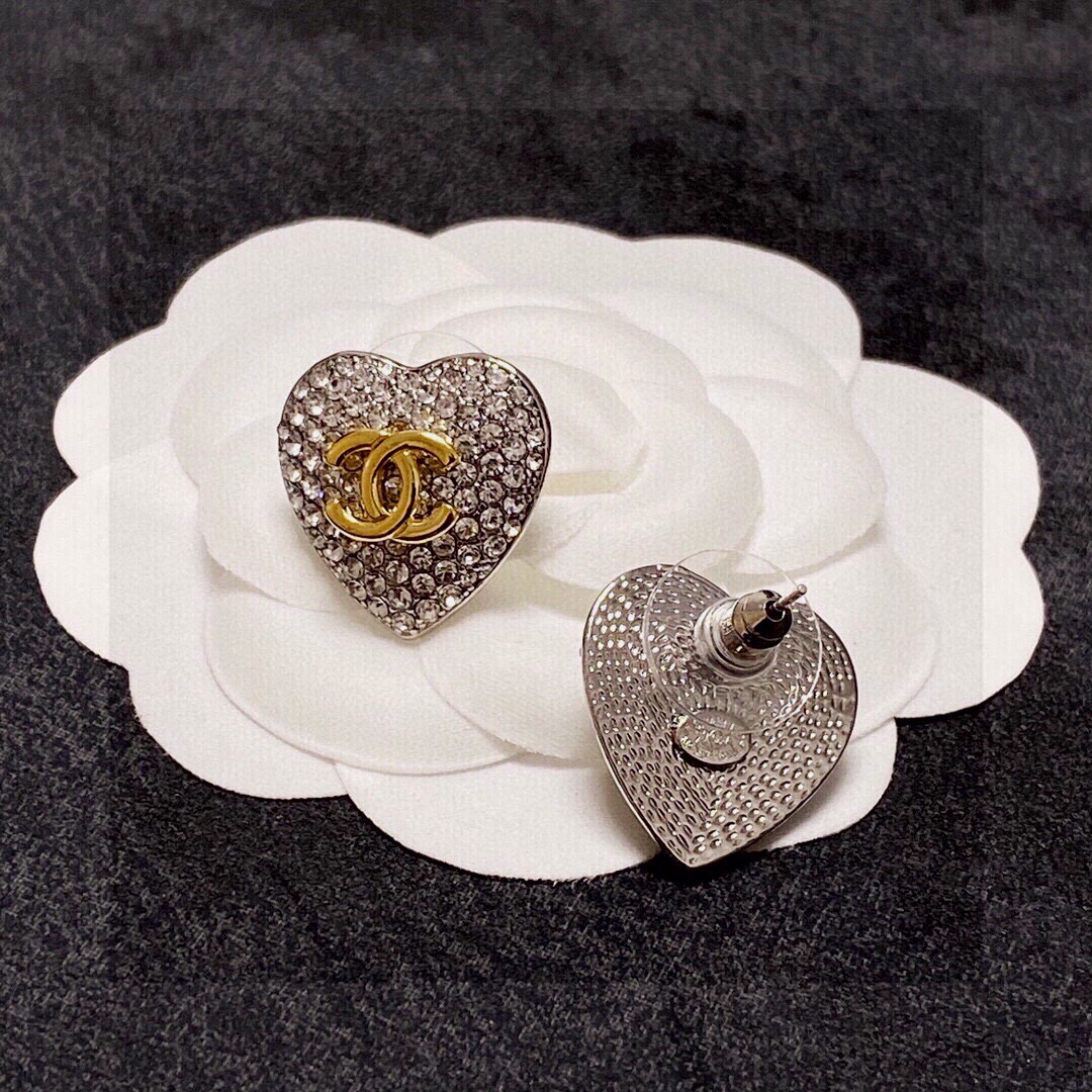 P50😊😊香奈儿 CHANEL 闪闪发光✨新款满钻爱心🧡耳钉❣️原版黄铜 材质🌺 💎顶级原单品质、最高代购级别✨时尚人士必须拥有💓 🌹进口专柜材质、不是市面低版本可以媲美的💥出入海关专柜无压力💥.