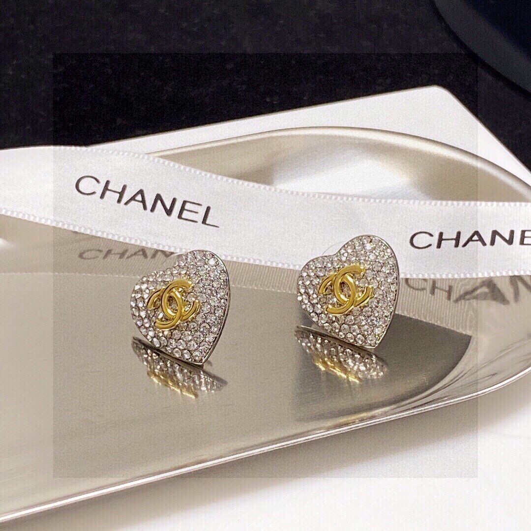 P50😊😊香奈儿 CHANEL 闪闪发光✨新款满钻爱心🧡耳钉❣️原版黄铜 材质🌺 💎顶级原单品质、最高代购级别✨时尚人士必须拥有💓 🌹进口专柜材质、不是市面低版本可以媲美的💥出入海关专柜无压力💥.