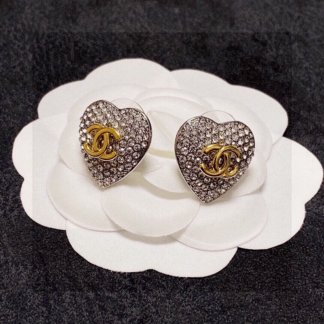 P50😊😊香奈儿 CHANEL 闪闪发光✨新款满钻爱心🧡耳钉❣️原版黄铜 材质🌺 💎顶级原单品质、最高代购级别✨时尚人士必须拥有💓 🌹进口专柜材质、不是市面低版本可以媲美的💥出入海关专柜无压力💥.