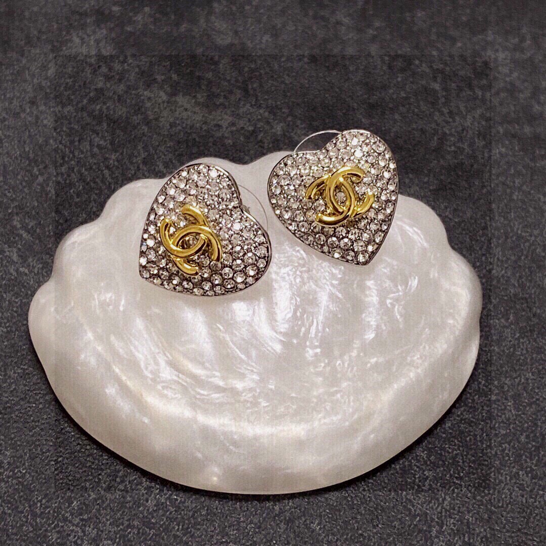 P50😊😊香奈儿 CHANEL 闪闪发光✨新款满钻爱心🧡耳钉❣️原版黄铜 材质🌺 💎顶级原单品质、最高代购级别✨时尚人士必须拥有💓 🌹进口专柜材质、不是市面低版本可以媲美的💥出入海关专柜无压力💥.