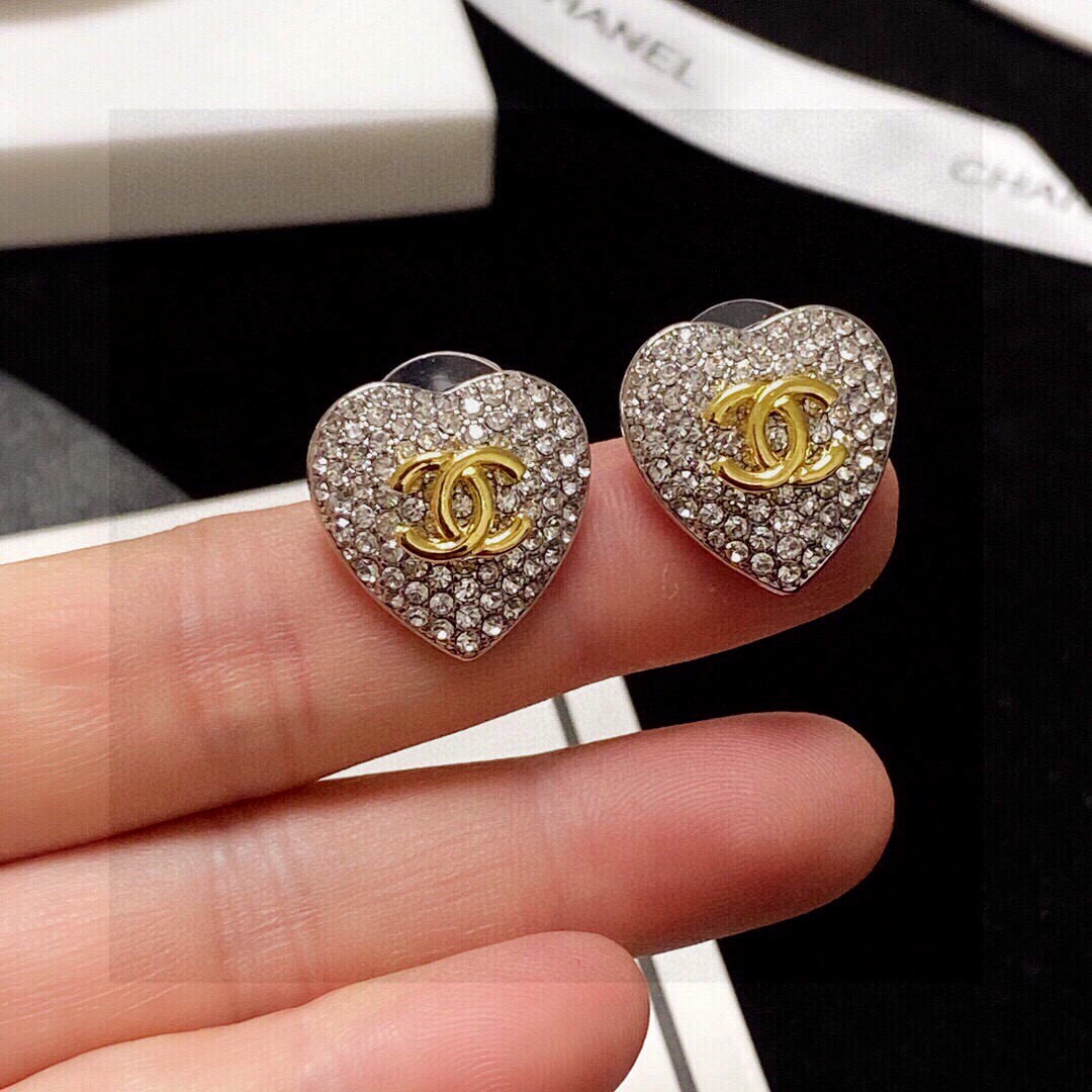 P50😊😊香奈儿 CHANEL 闪闪发光✨新款满钻爱心🧡耳钉❣️原版黄铜 材质🌺 💎顶级原单品质、最高代购级别✨时尚人士必须拥有💓 🌹进口专柜材质、不是市面低版本可以媲美的💥出入海关专柜无压力💥.