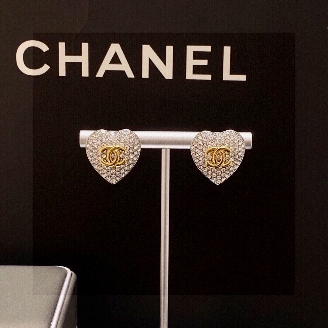 P50😊😊香奈儿 CHANEL 闪闪发光✨新款满钻爱心🧡耳钉❣️原版黄铜 材质🌺 💎顶级原单品质、最高代购级别✨时尚人士必须拥有💓 🌹进口专柜材质、不是市面低版本可以媲美的💥出入海关专柜无压力💥.