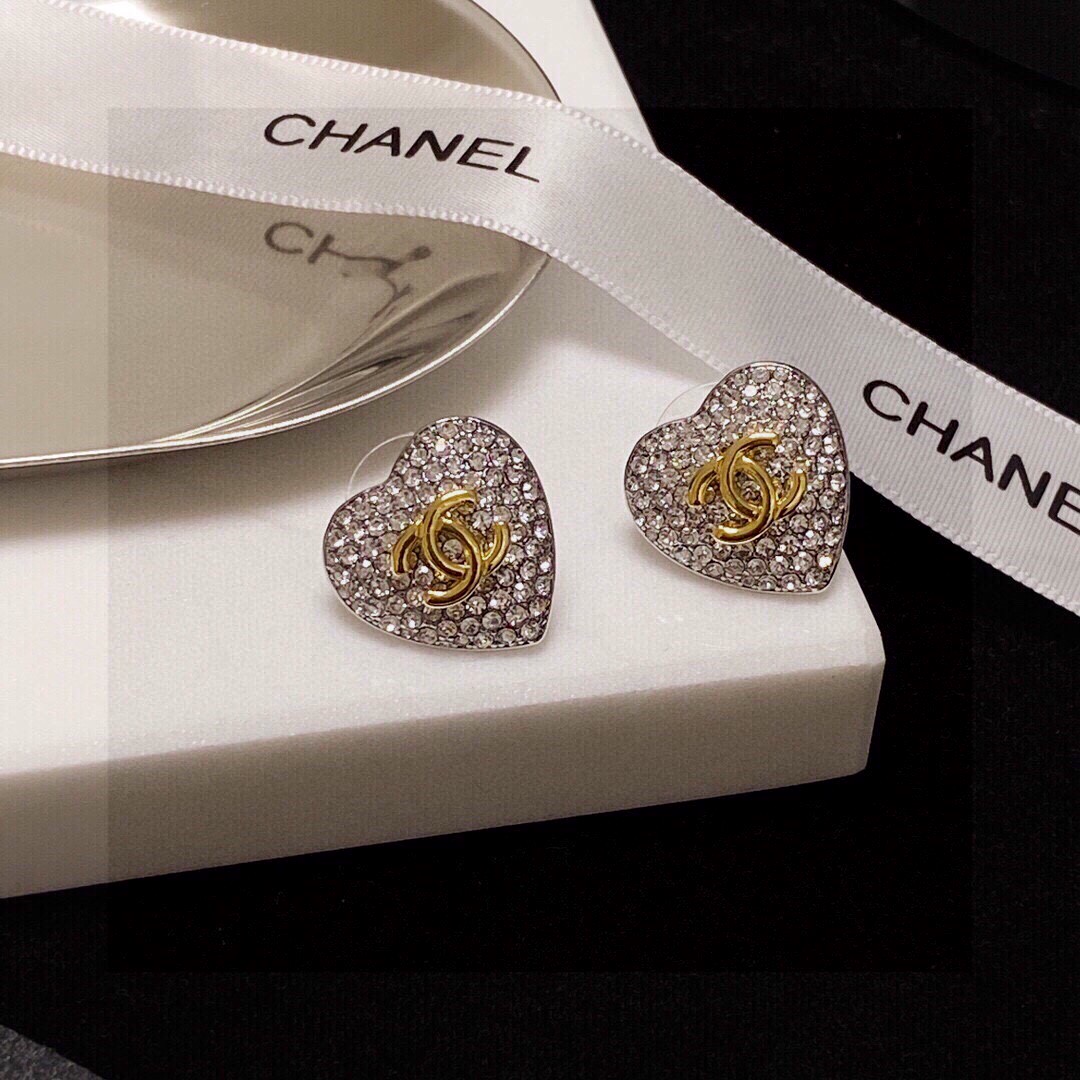 P50😊😊香奈儿 CHANEL 闪闪发光✨新款满钻爱心🧡耳钉❣️原版黄铜 材质🌺 💎顶级原单品质、最高代购级别✨时尚人士必须拥有💓 🌹进口专柜材质、不是市面低版本可以媲美的💥出入海关专柜无压力💥.