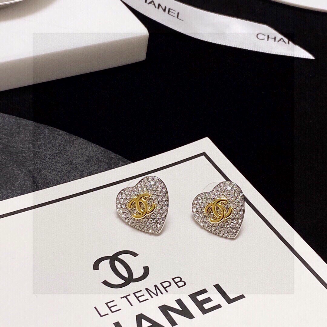 P50😊😊香奈儿 CHANEL 闪闪发光✨新款满钻爱心🧡耳钉❣️原版黄铜 材质🌺 💎顶级原单品质、最高代购级别✨时尚人士必须拥有💓 🌹进口专柜材质、不是市面低版本可以媲美的💥出入海关专柜无压力💥.
