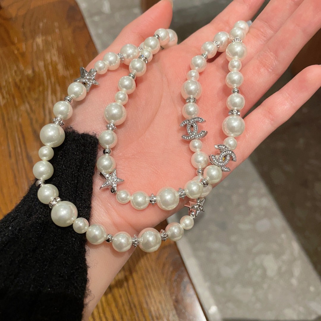  Chanel香奈儿 中古 毛衣链👀小香家的款式真心无需多介绍😘🎶每一款都超好看，精致大方，非常显气质.