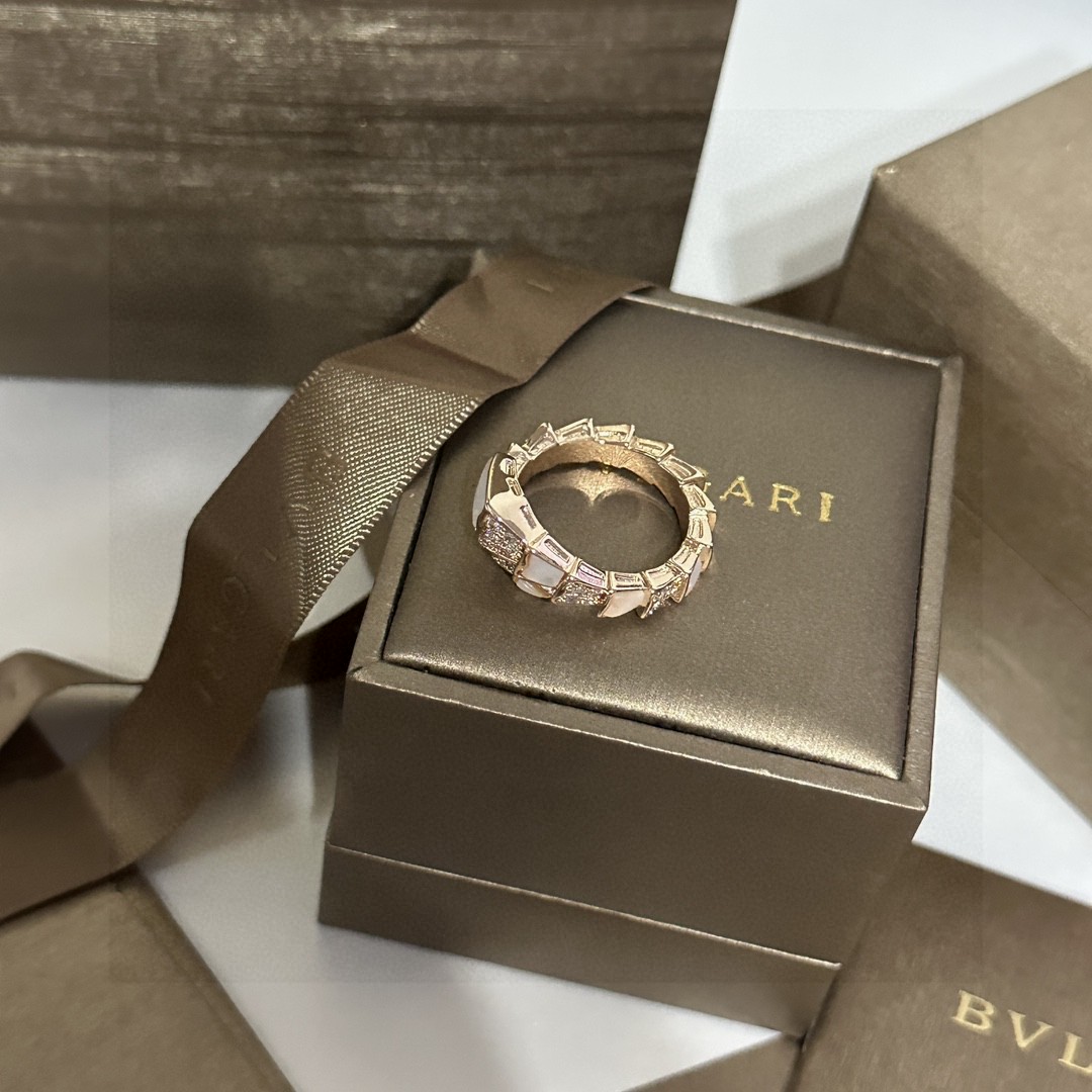  BVLGARI 宝格丽 SPerPenti ViPer 系列蛇骨戒指光面半密镶鳞片蛇骨戒指绝对的拔草一