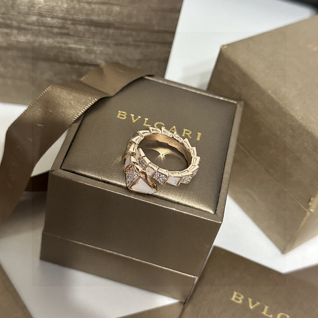  BVLGARI 宝格丽 SPerPenti ViPer 系列蛇骨戒指光面半密镶鳞片蛇骨戒指绝对的拔草一