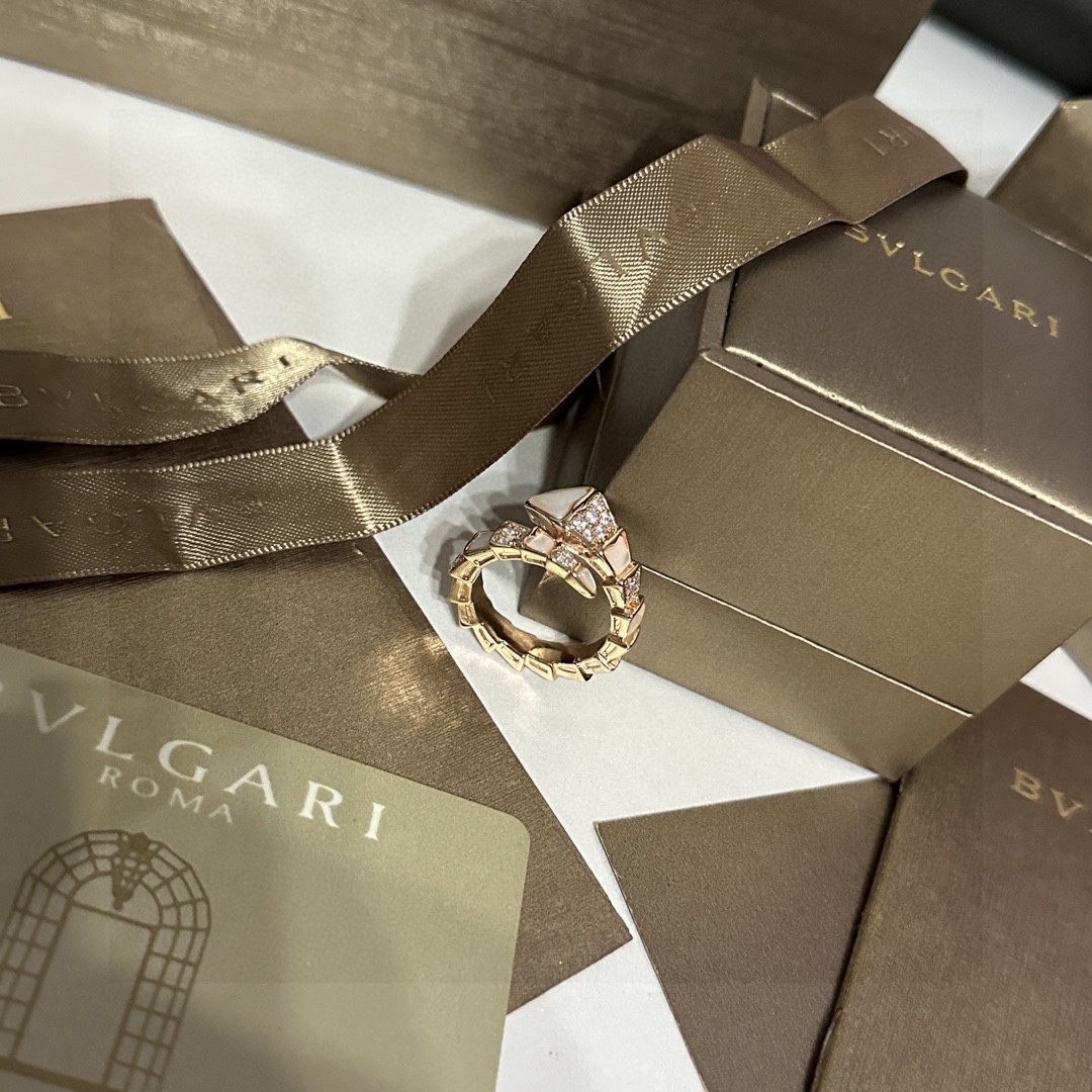  BVLGARI 宝格丽 SPerPenti ViPer 系列蛇骨戒指光面半密镶鳞片蛇骨戒指绝对的拔草一