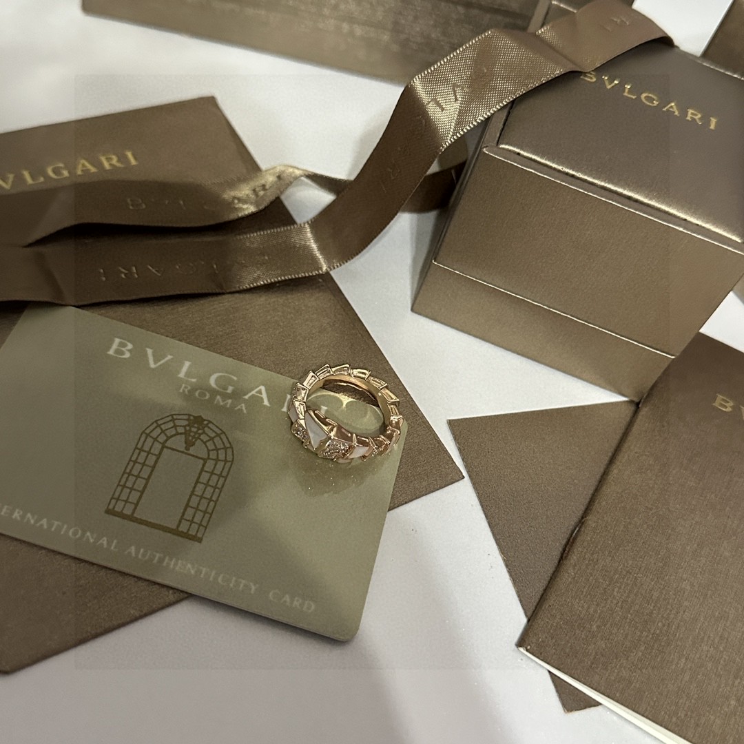  BVLGARI 宝格丽 SPerPenti ViPer 系列蛇骨戒指光面半密镶鳞片蛇骨戒指绝对的拔草一