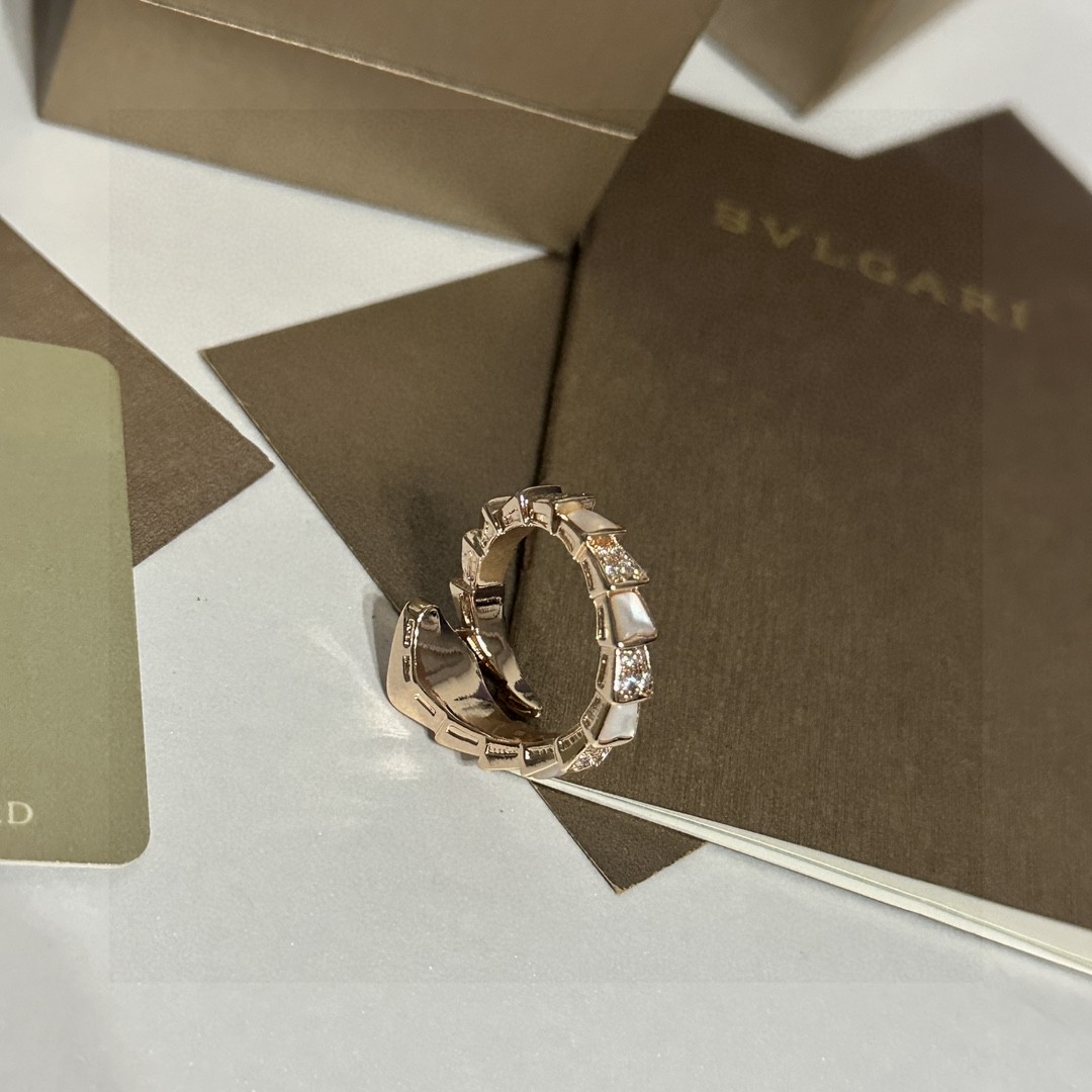  BVLGARI 宝格丽 SPerPenti ViPer 系列蛇骨戒指光面半密镶鳞片蛇骨戒指绝对的拔草一