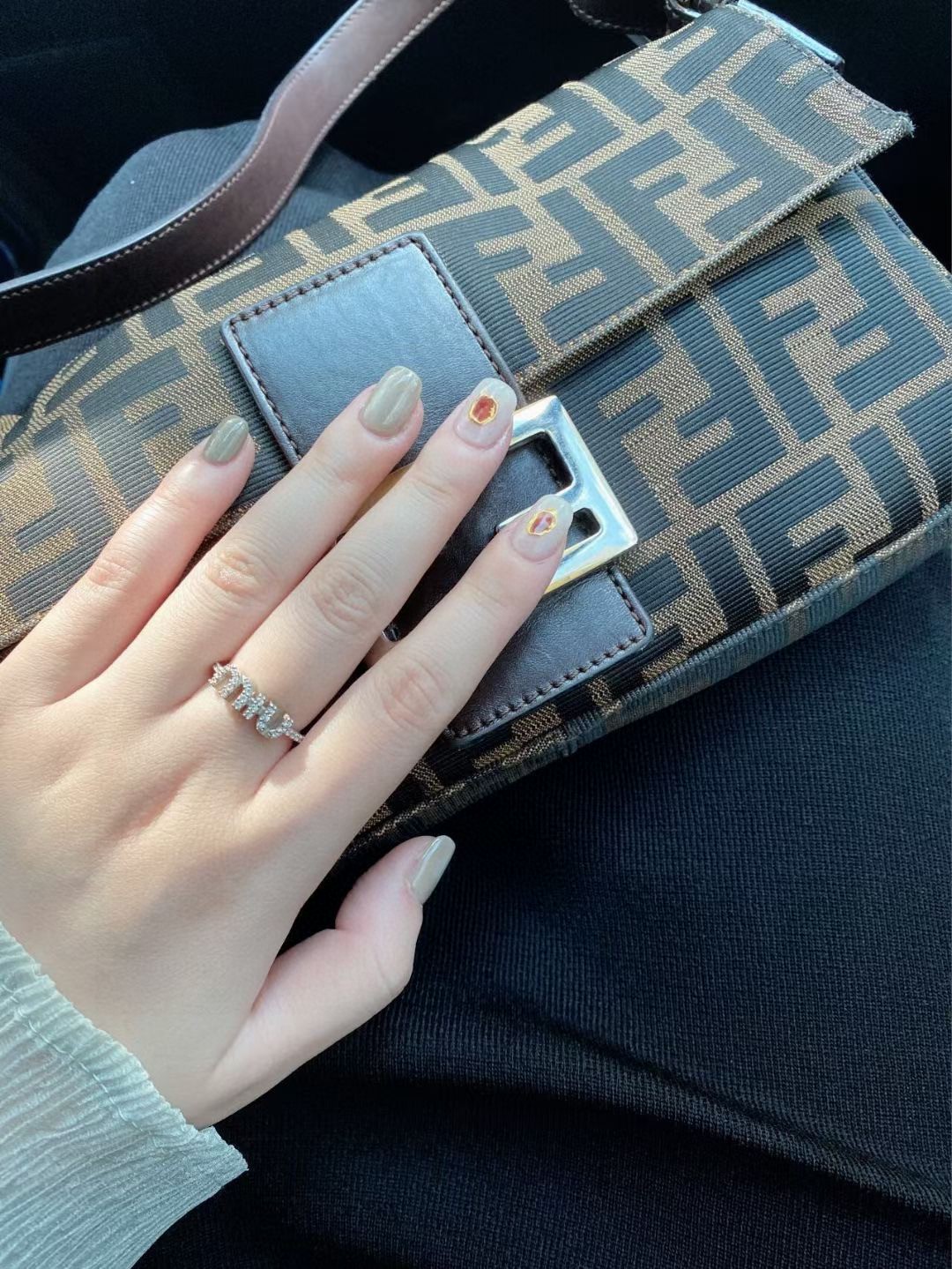 High-Quality Miu Miu Ring: Fine Details for Fashionable Elegance - 图片 4