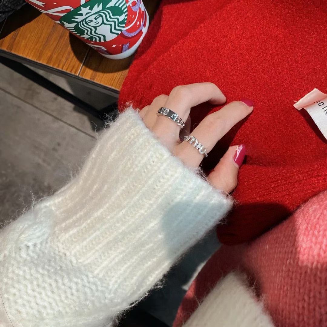 High-Quality Miu Miu Ring: Fine Details for Fashionable Elegance - 图片 3
