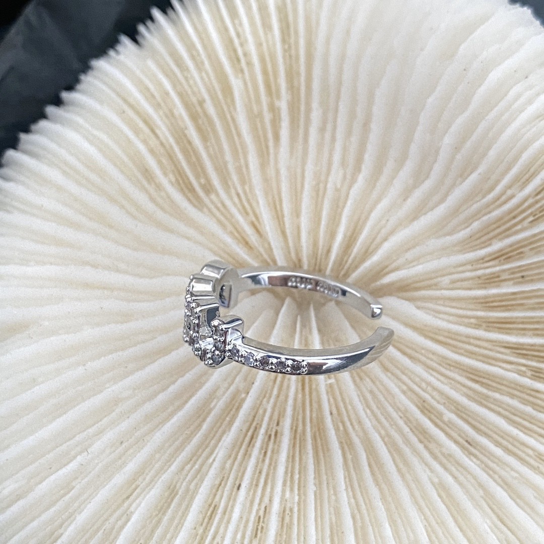 High-Quality Miu Miu Ring: Fine Details for Fashionable Elegance - 图片 9