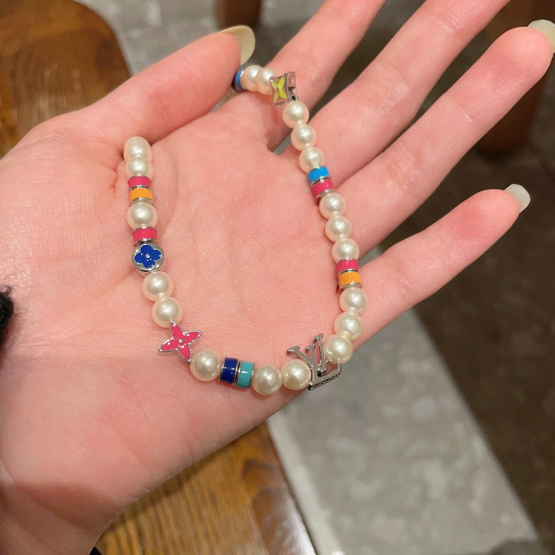 💥💥💥LOUISVUITTON以 经典花纹图案设计 双花 款设计方式吊坠LV品牌标志设计，经典标志理念、