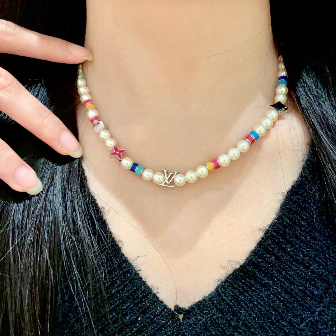 💥💥💥LOUISVUITTON以 经典花纹图案设计 双花 款设计方式吊坠LV品牌标志设计，经典标志理念、