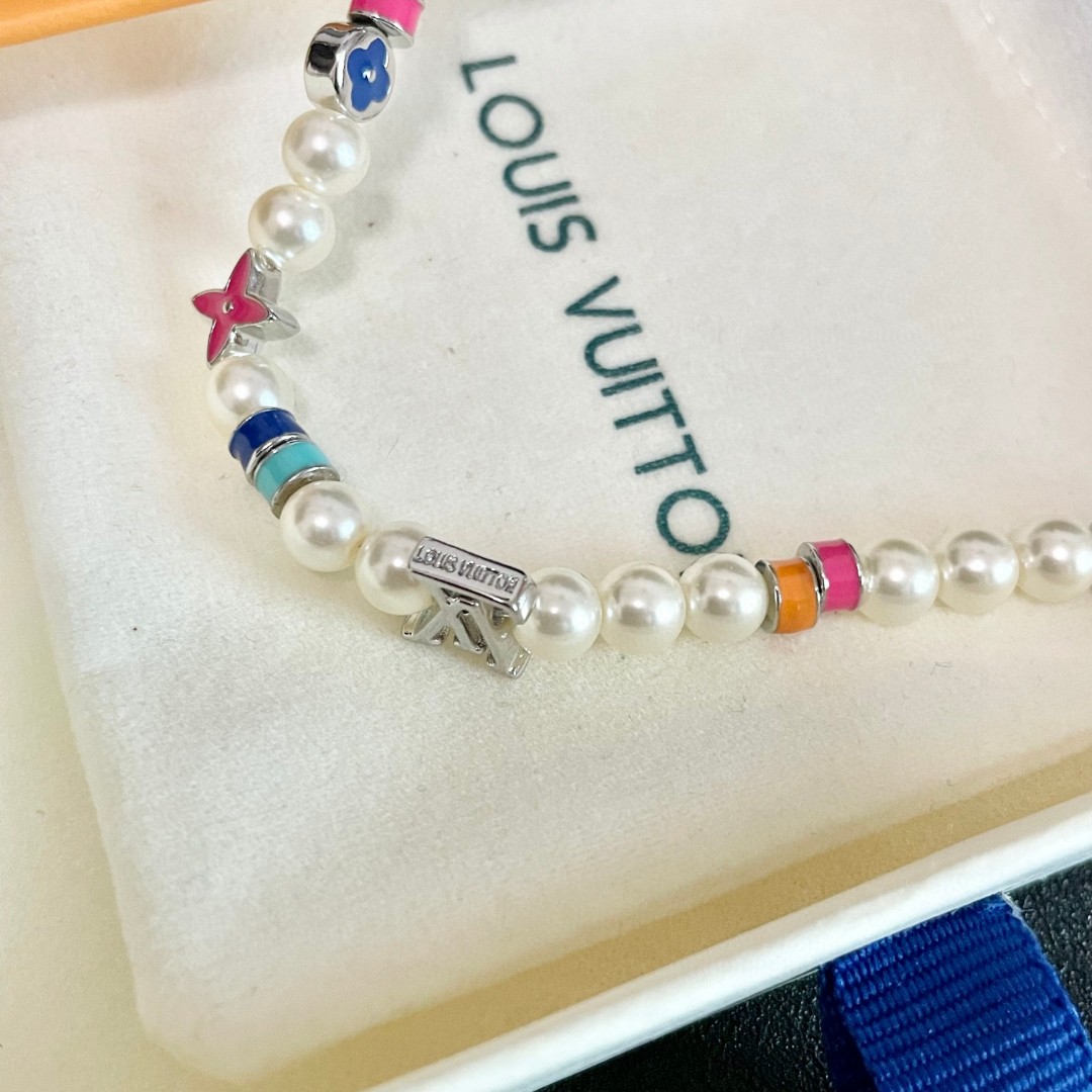 💥💥💥LOUISVUITTON以 经典花纹图案设计 双花 款设计方式吊坠LV品牌标志设计，经典标志理念、